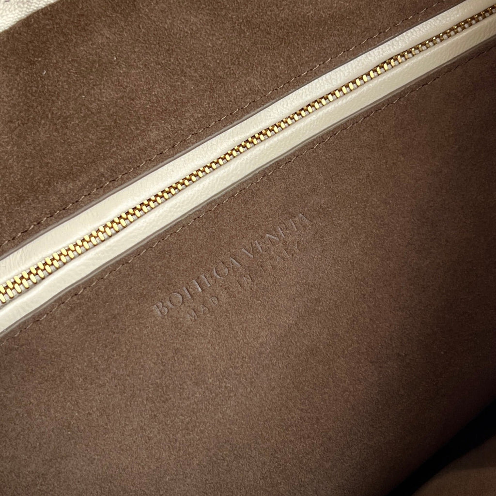 Bottega Veneta Medium Veneta Bag 856737 in Beige