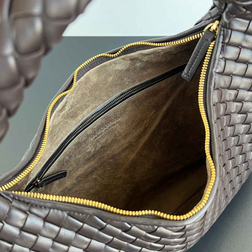 Bottega Veneta Medium Veneta Bag 856737 in Coffee