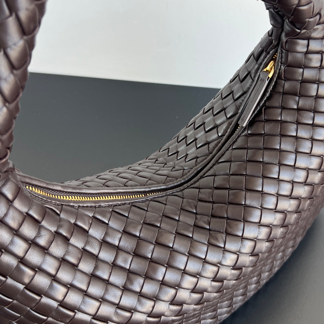 Bottega Veneta Medium Veneta Bag 856737 in Coffee