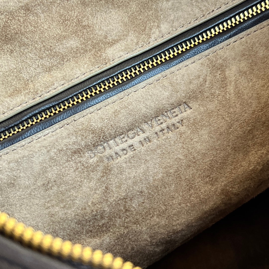 Bottega Veneta Medium Veneta Bag 856737 in Coffee
