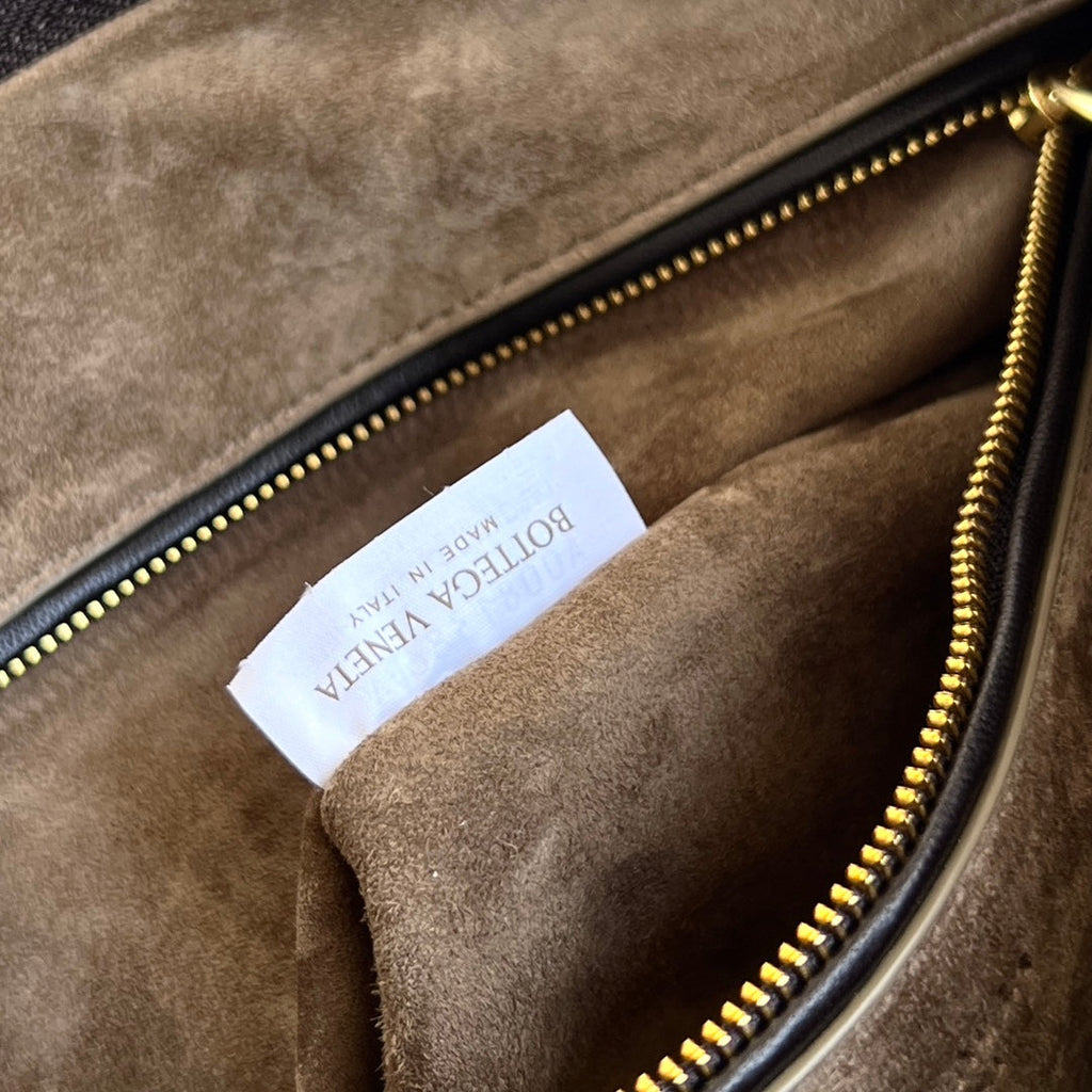 Bottega Veneta Medium Veneta Bag 856737 in Coffee