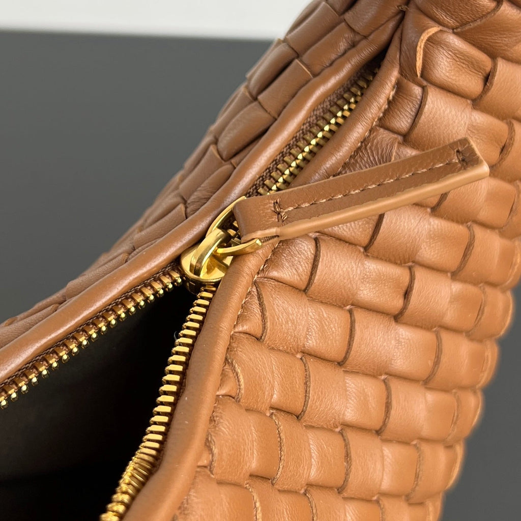 Bottega Veneta Medium Veneta Bag 856737 in Brown