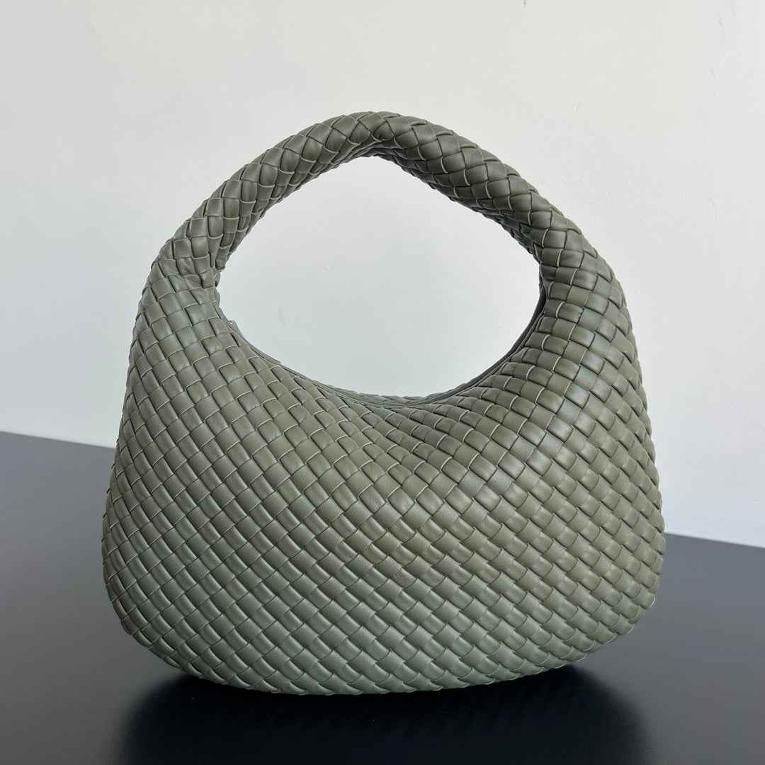 Bottega Veneta Medium Veneta Bag 856737 in Green