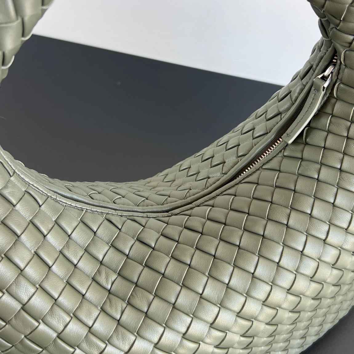Bottega Veneta Medium Veneta Bag 856737 in Green