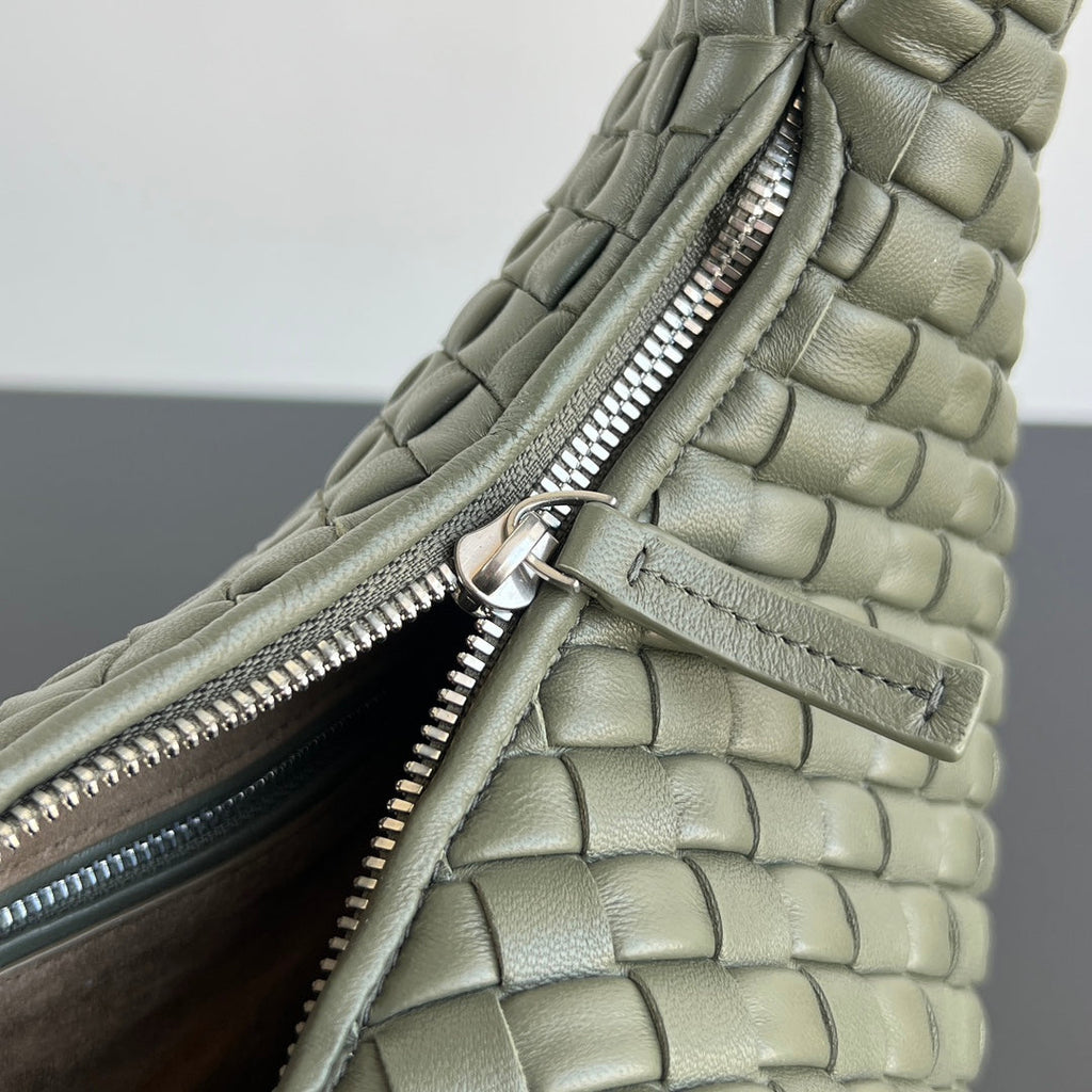 Bottega Veneta Medium Veneta Bag 856737 in Green
