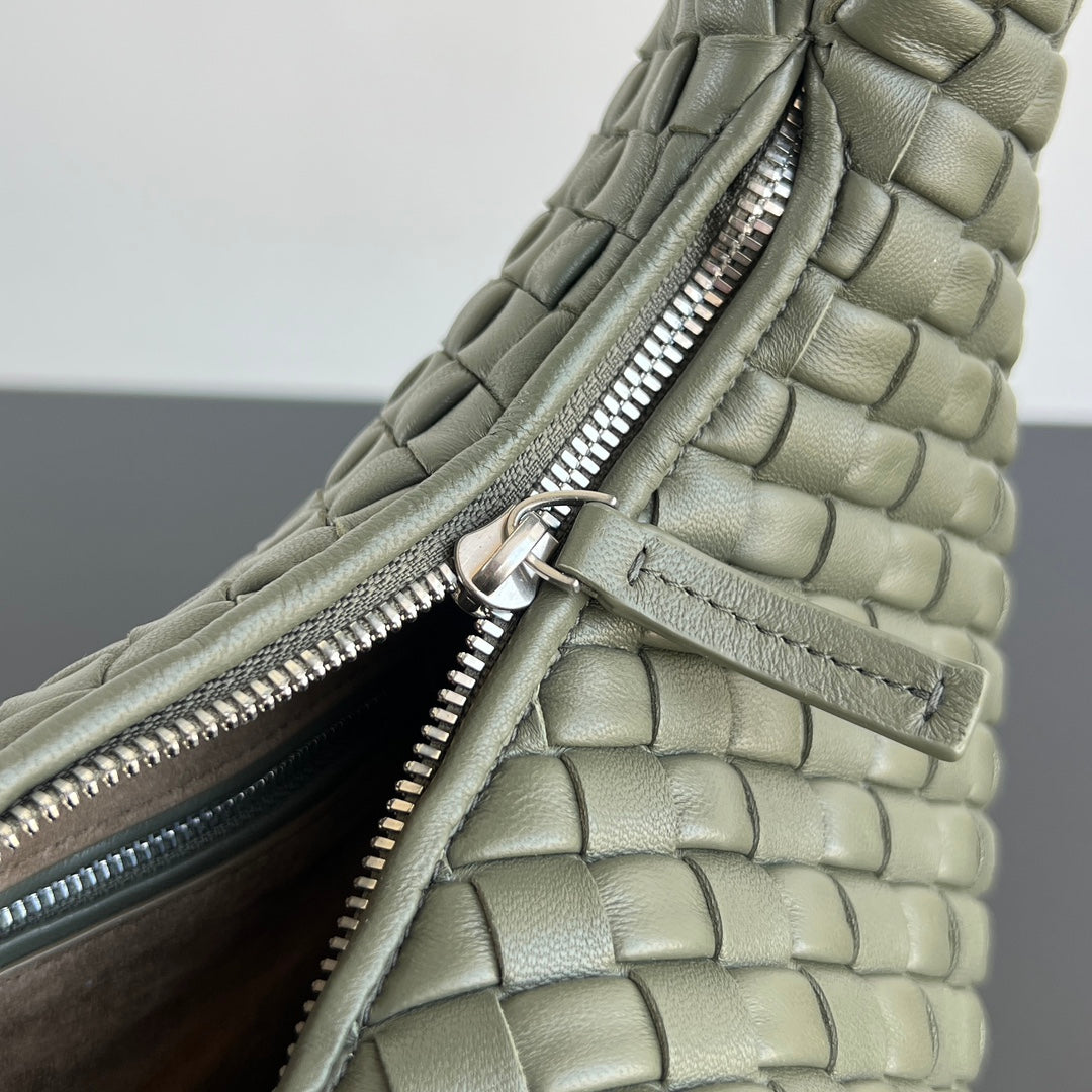 Bottega Veneta Medium Veneta Bag 856737 in Green