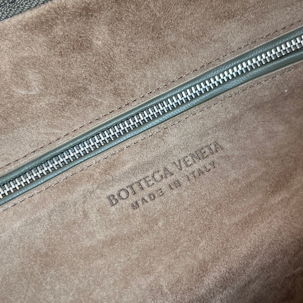 Bottega Veneta Medium Veneta Bag 856737 in Green