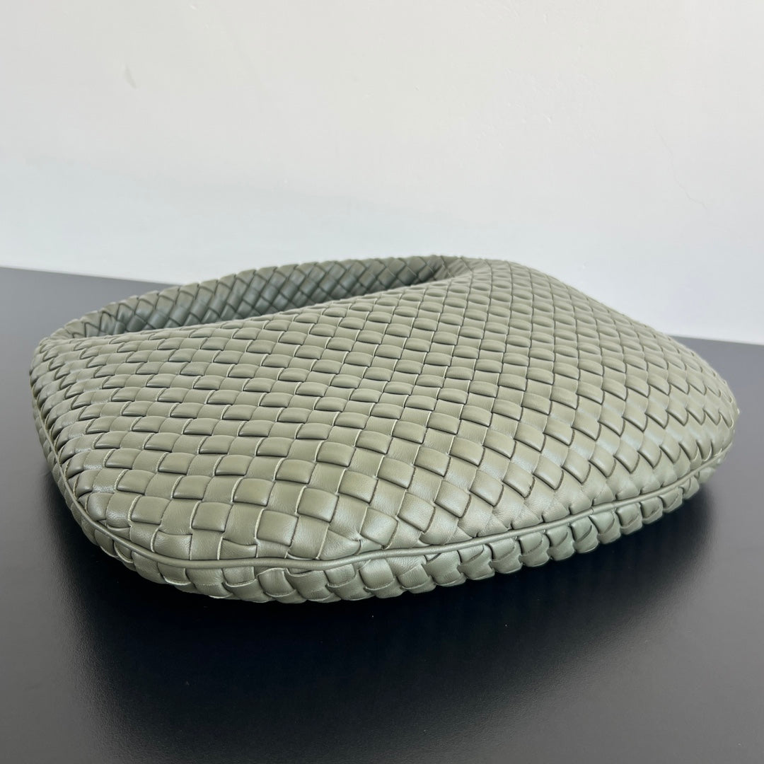 Bottega Veneta Medium Veneta Bag 856737 in Green