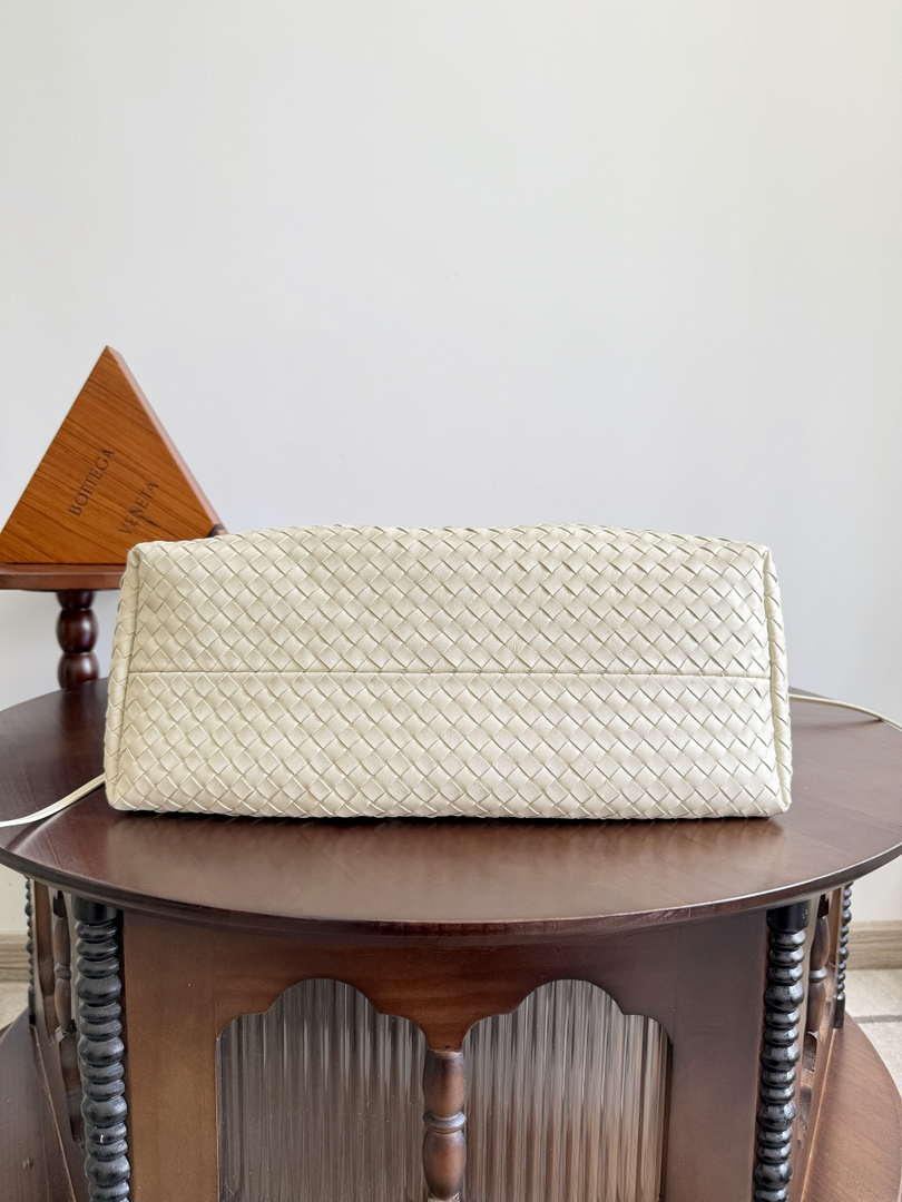 Bottega Veneta Pinacoteca Bag 817166 Beige calfskin