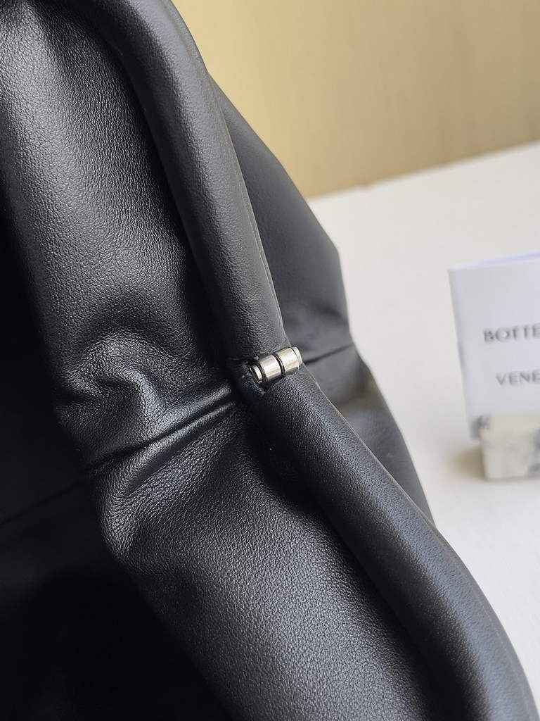 Bottega Veneta Pouch 576227 Calfskin In Black