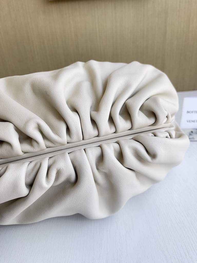 Bottega Veneta Pouch 576227 Calfskin In Beige