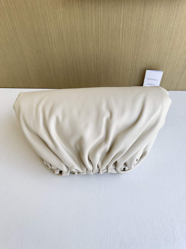 Bottega Veneta Pouch 576227 Calfskin In Beige