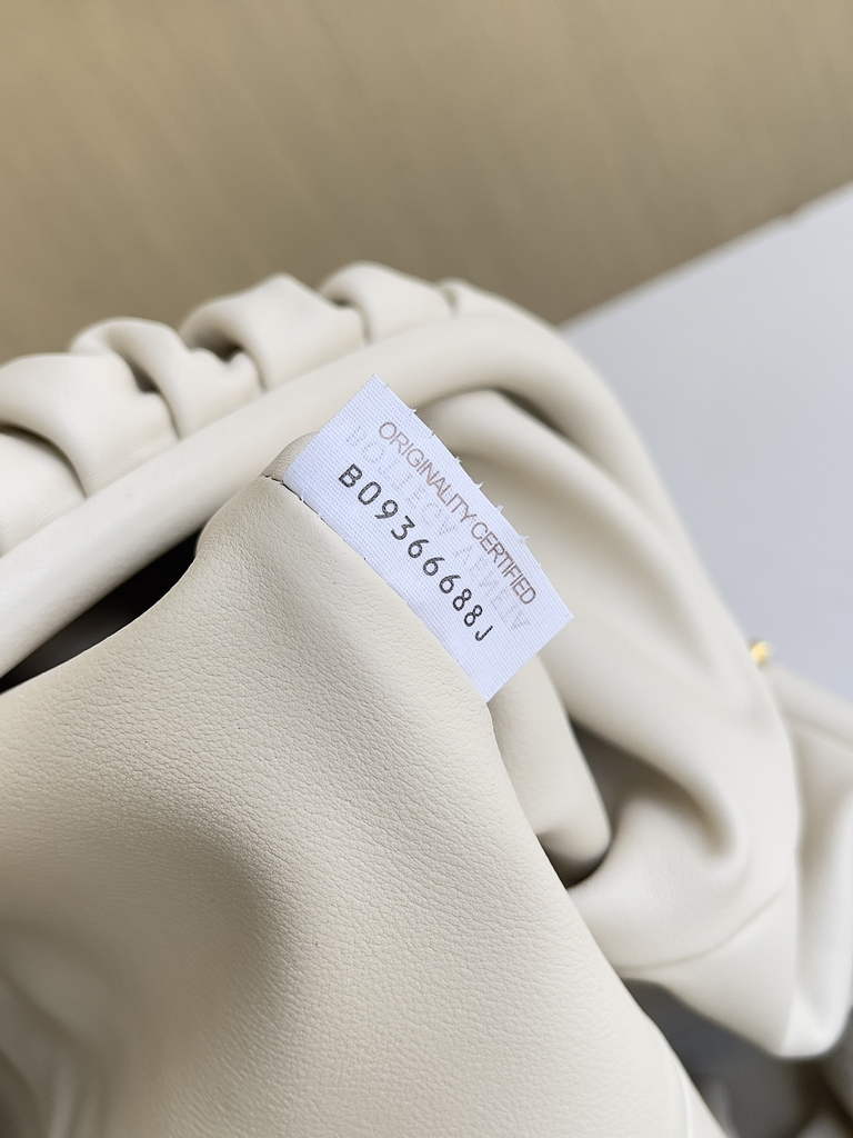 Bottega Veneta Pouch 576227 Calfskin In Beige