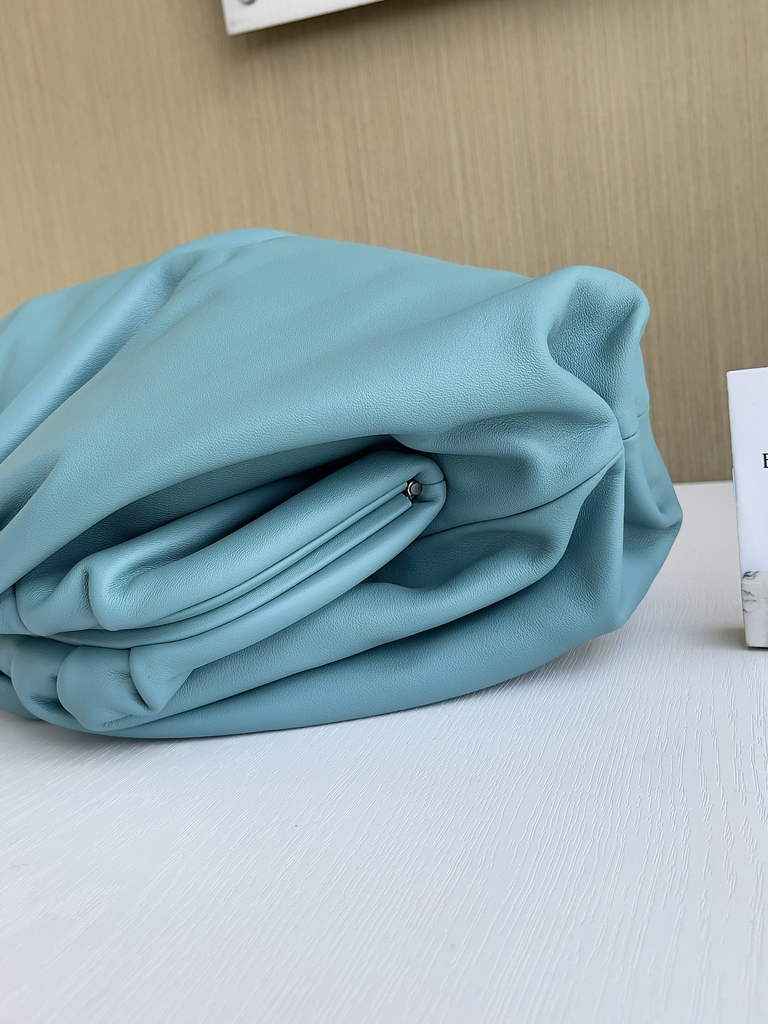 Bottega Veneta Pouch 576227 Calfskin In Blue