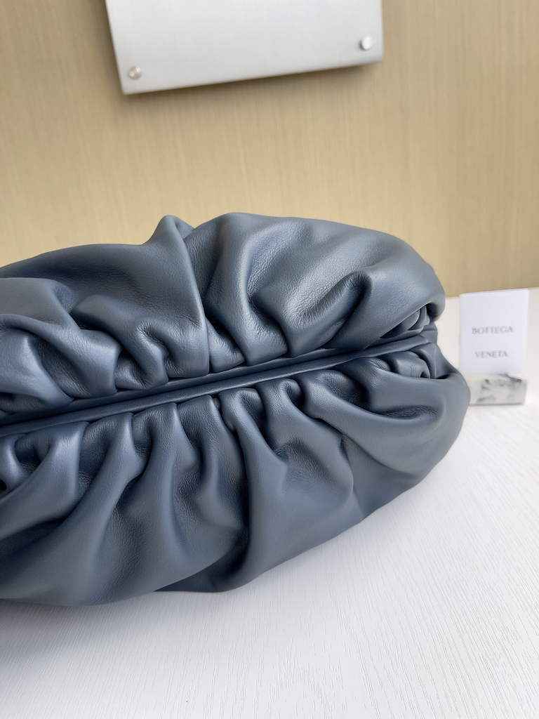 Bottega Veneta Pouch 576227 Calfskin In Navy Blue