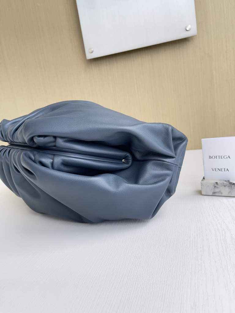 Bottega Veneta Pouch 576227 Calfskin In Navy Blue