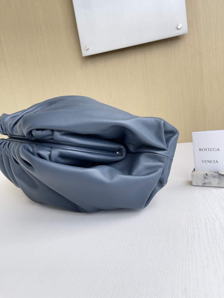Bottega Veneta Pouch 576227 Calfskin In Navy Blue