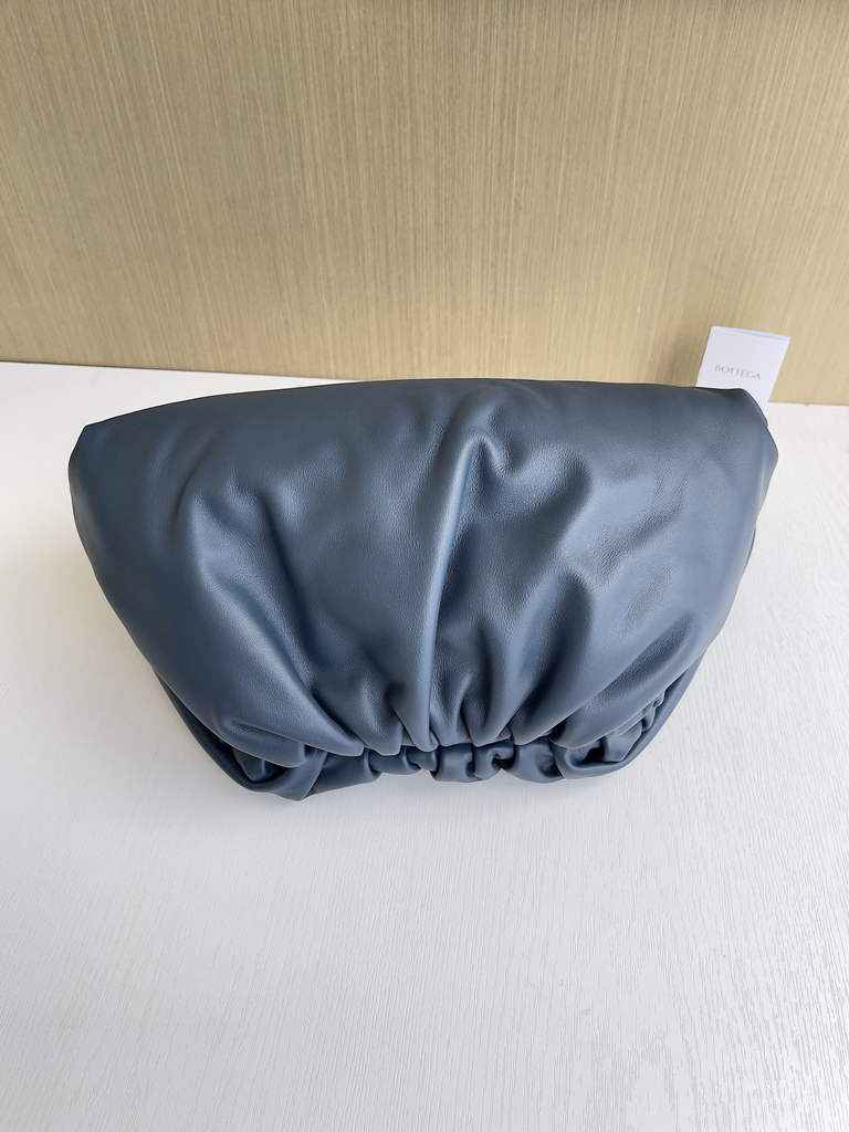 Bottega Veneta Pouch 576227 Calfskin In Navy Blue