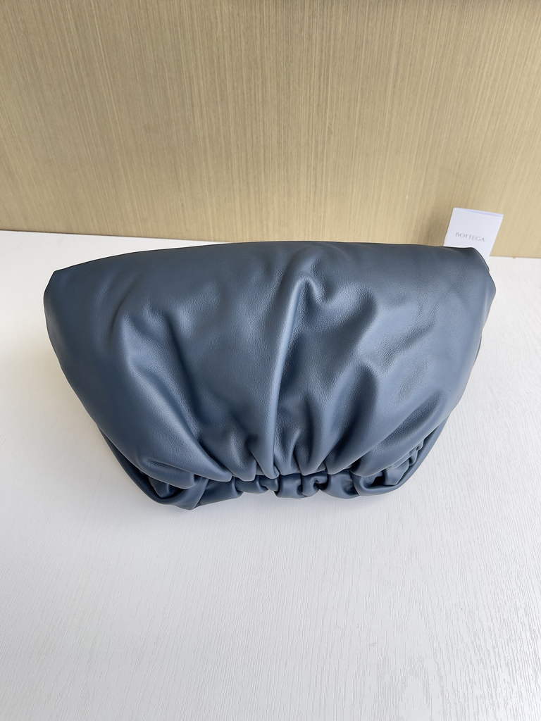 Bottega Veneta Pouch 576227 Calfskin In Navy Blue