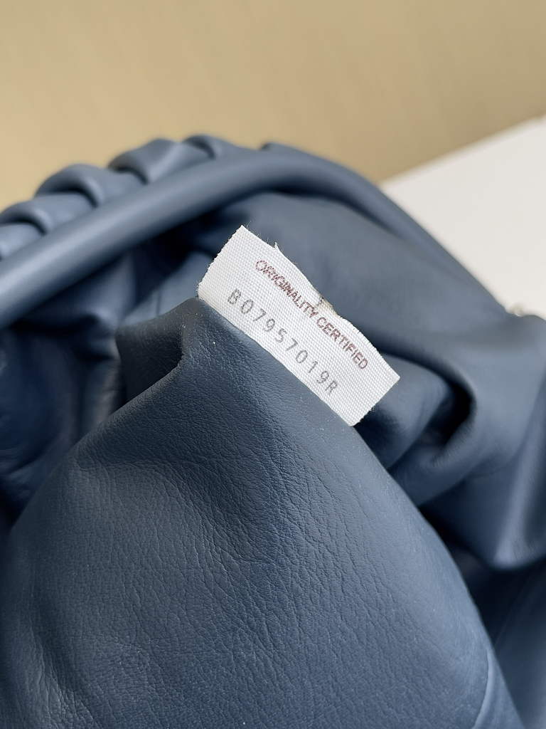 Bottega Veneta Pouch 576227 Calfskin In Navy Blue