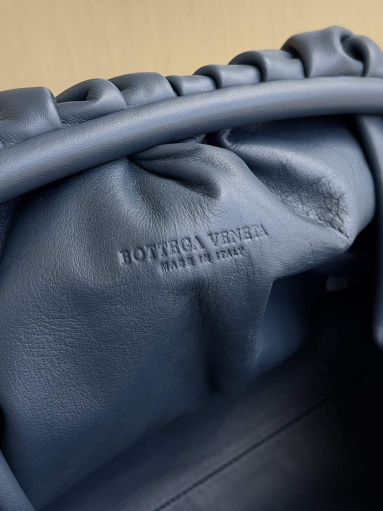 Bottega Veneta Pouch 576227 Calfskin In Navy Blue
