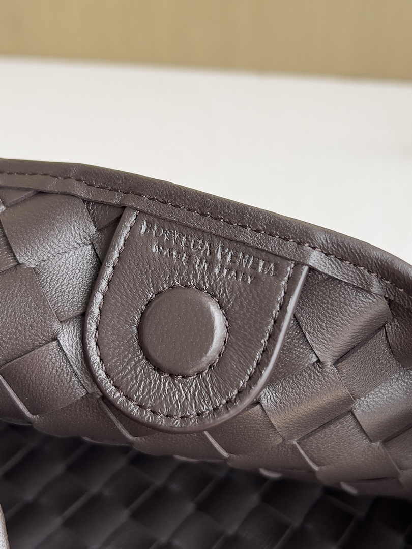 Bottega Veneta Sardine With Chain 776768 Lambskin Coffee