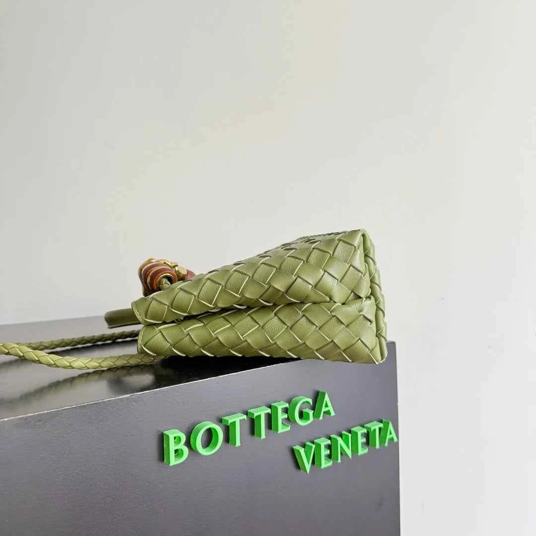 Bottega Veneta Small Andiamo Bag in 743568 Lambskin green