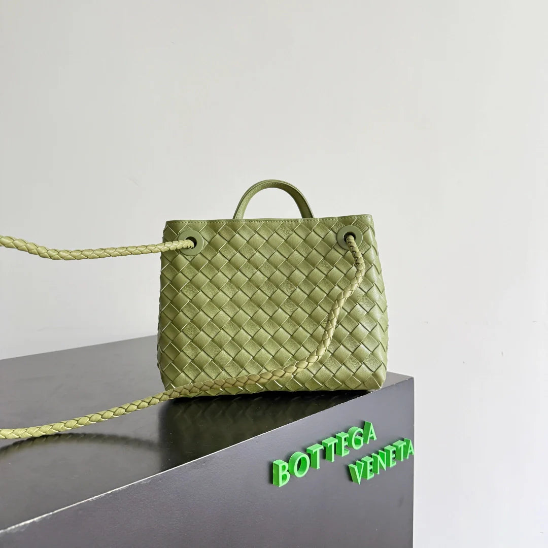 Bottega Veneta Small Andiamo Bag in 743568 Lambskin green