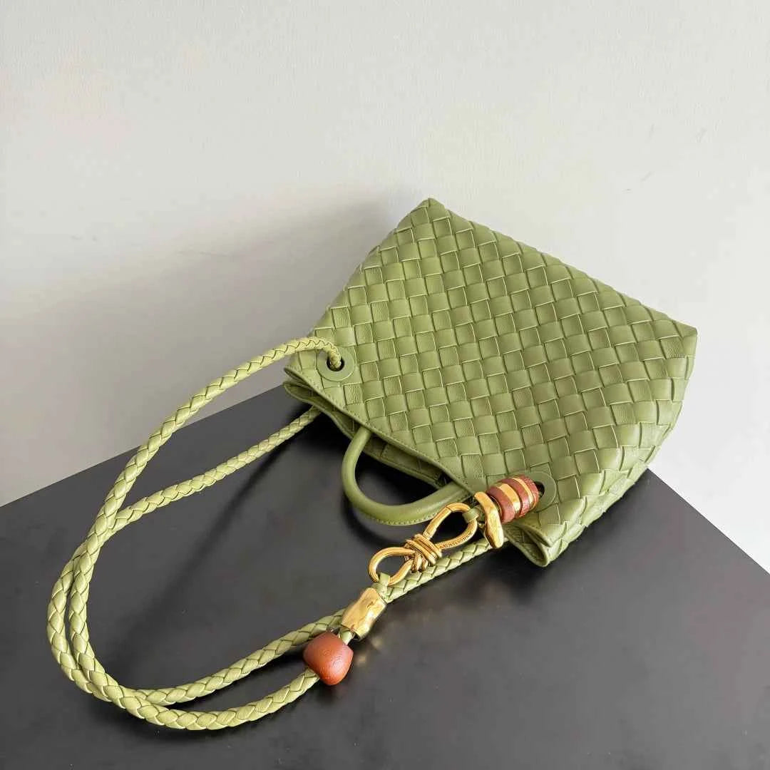 Bottega Veneta Small Andiamo Bag in 743568 Lambskin green