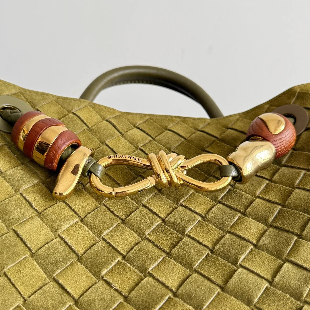 Bottega Veneta Small Andiamo Bag in 743568 Suede green