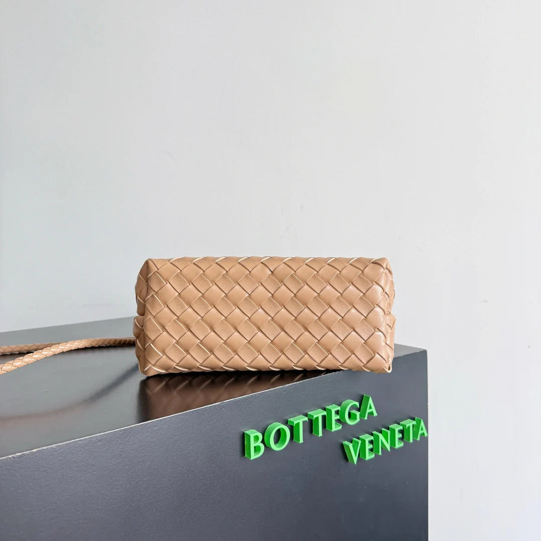 Bottega Veneta Small Andiamo Bag in 743568 Lambskin Power Pink