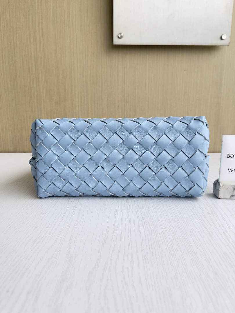 Bottega Veneta Small Andiamo Chain 786008 Lambskin Blue