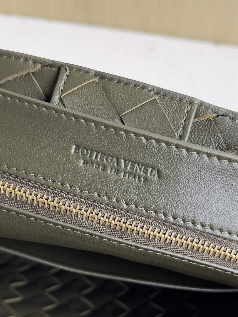 Bottega Veneta Small Andiamo Chain 786008 Lambskin Dark Green