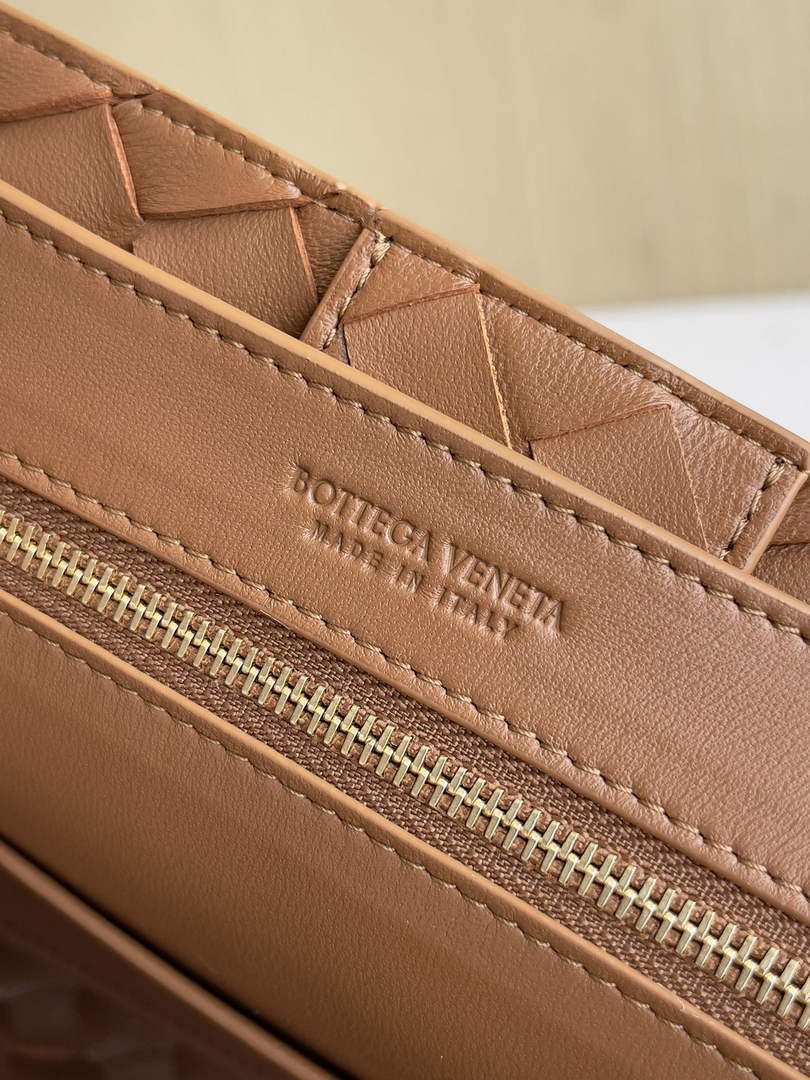 Bottega Veneta Small Andiamo Chain 786008 Lambskin Brown