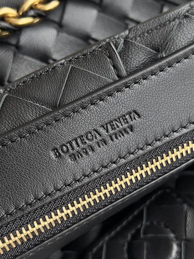 Bottega Veneta Small Andiamo Chain 786008 Lambskin Black