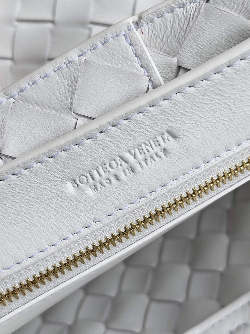 Bottega Veneta Small Andiamo Chain 786008 Lambskin White