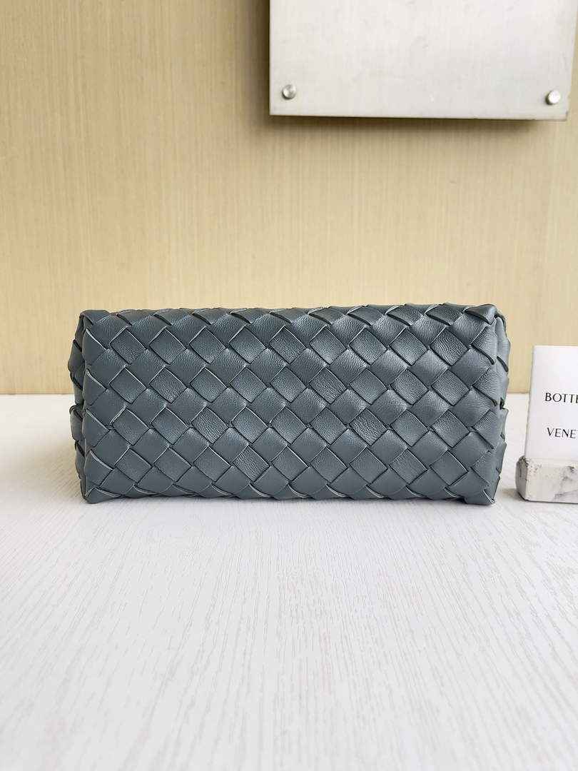 Bottega Veneta Small Andiamo Chain 786008 Lambskin Navy Blue