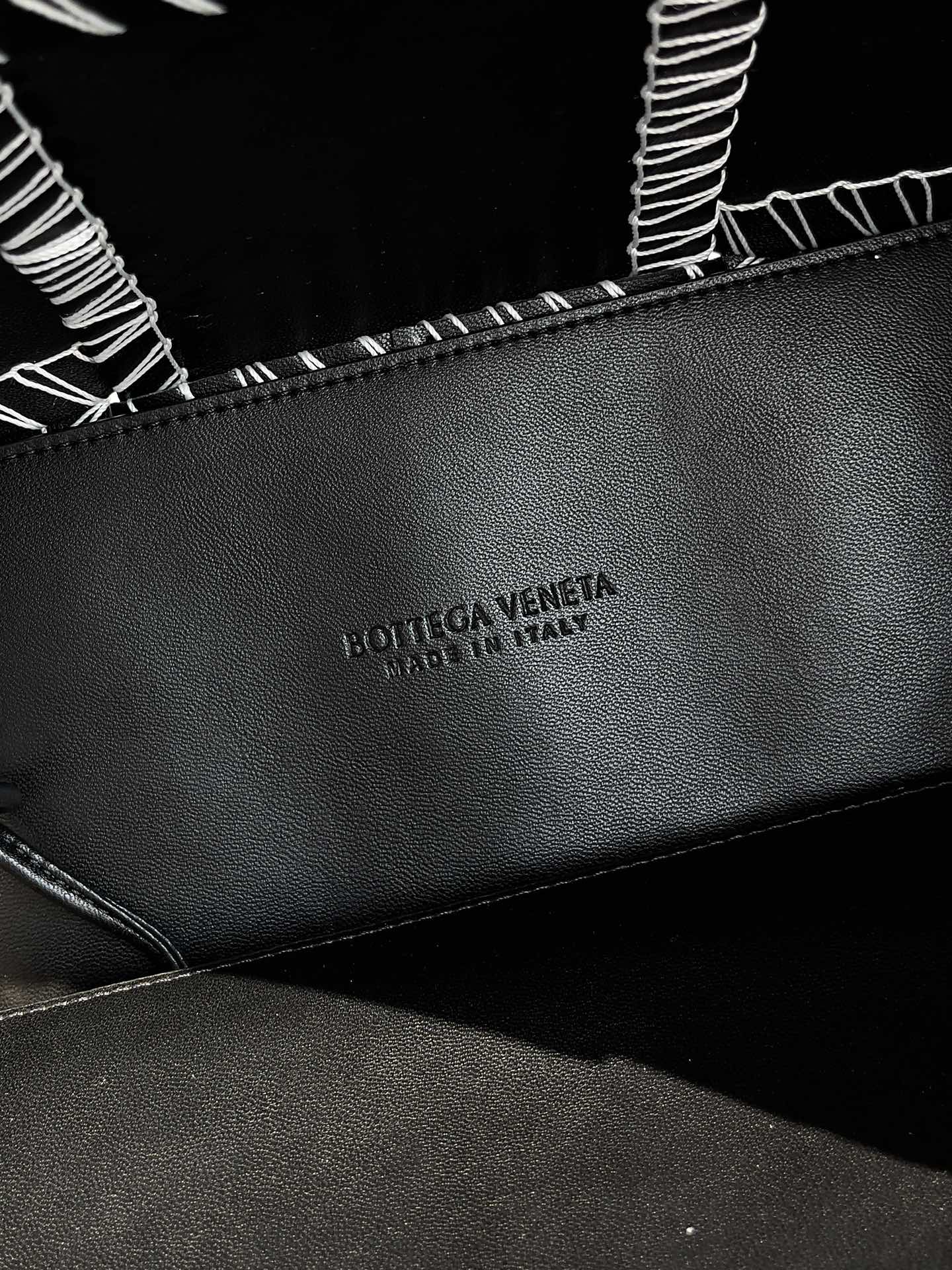 Bottega Veneta Small Arco Tote Bag Calfskin 652867 Black