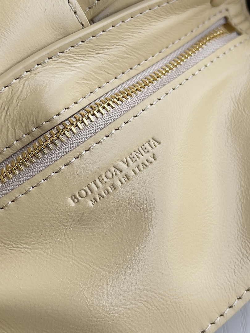 Bottega Veneta Small Cassette Bag 736253 Calfskin Apricot