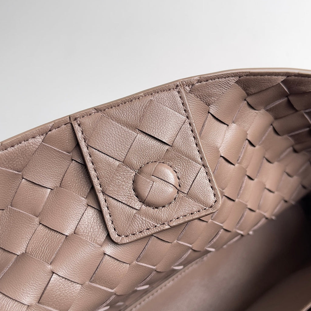 Bottega Veneta Small East West Andiamo 754990 Lambskin Light Pink