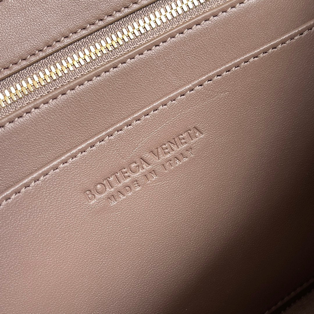 Bottega Veneta Small East West Andiamo 754990 Lambskin Light Pink