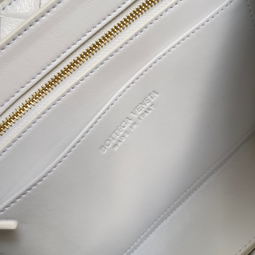 Bottega Veneta Small East West Andiamo 754990 Lambskin White