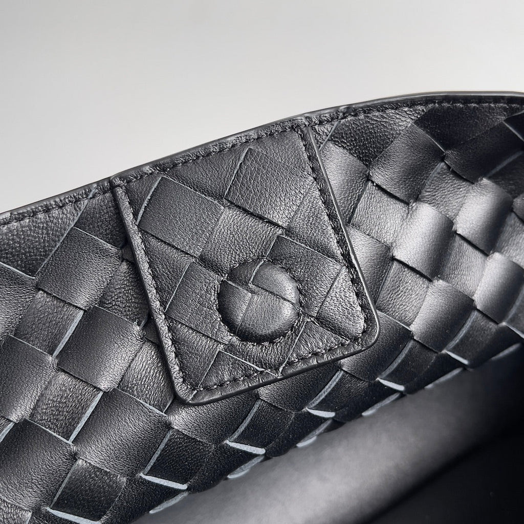 Bottega Veneta Small East West Andiamo 754990 Lambskin Black