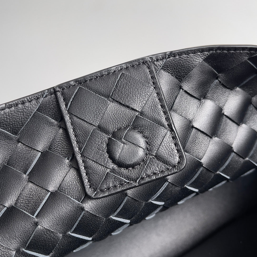 Bottega Veneta Small East West Andiamo 754990 Lambskin Black