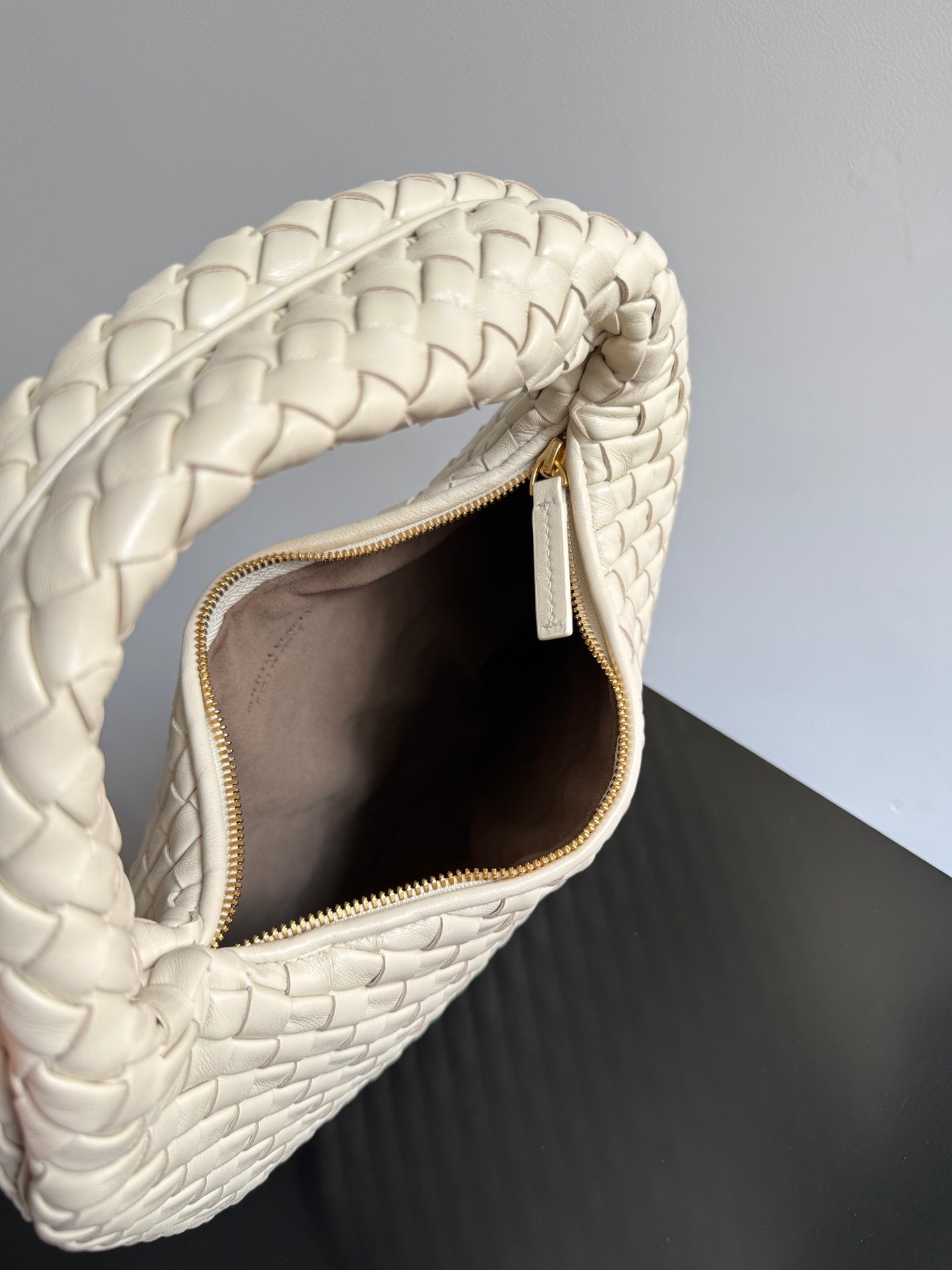 Bottega Veneta Small Veneta Bag 856736 in Beige