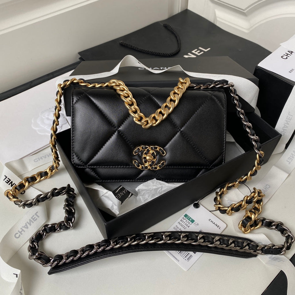 Chanel 19 wallet on chain AP3267 Shiny lambskin Black Gold