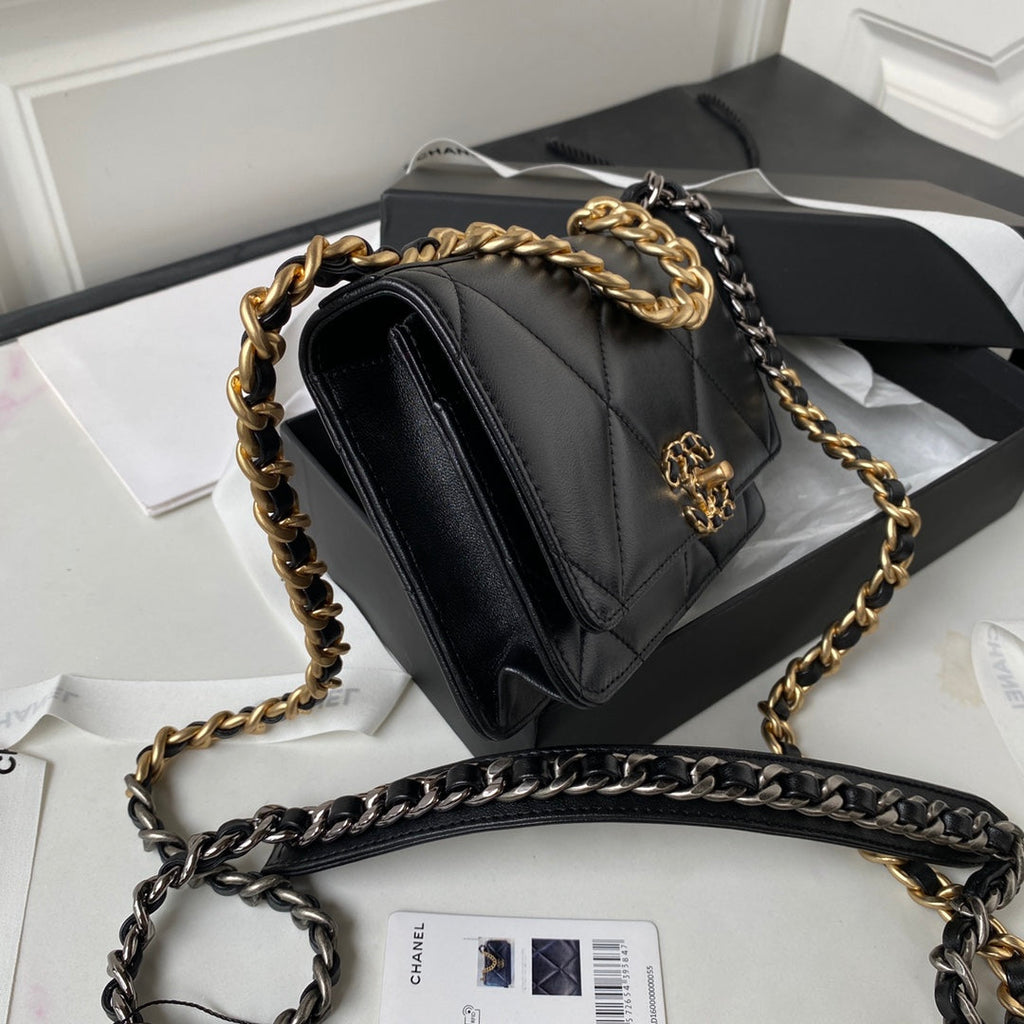 Chanel 19 wallet on chain AP3267 Shiny lambskin Black Gold