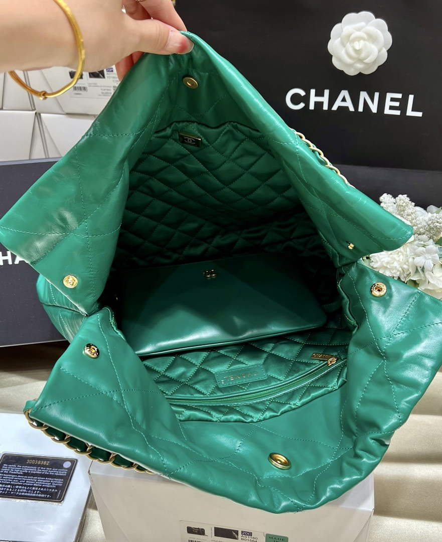 Chanel 22 Bag AS3261 Green Shiny Calfskin Gold-Tone Metal