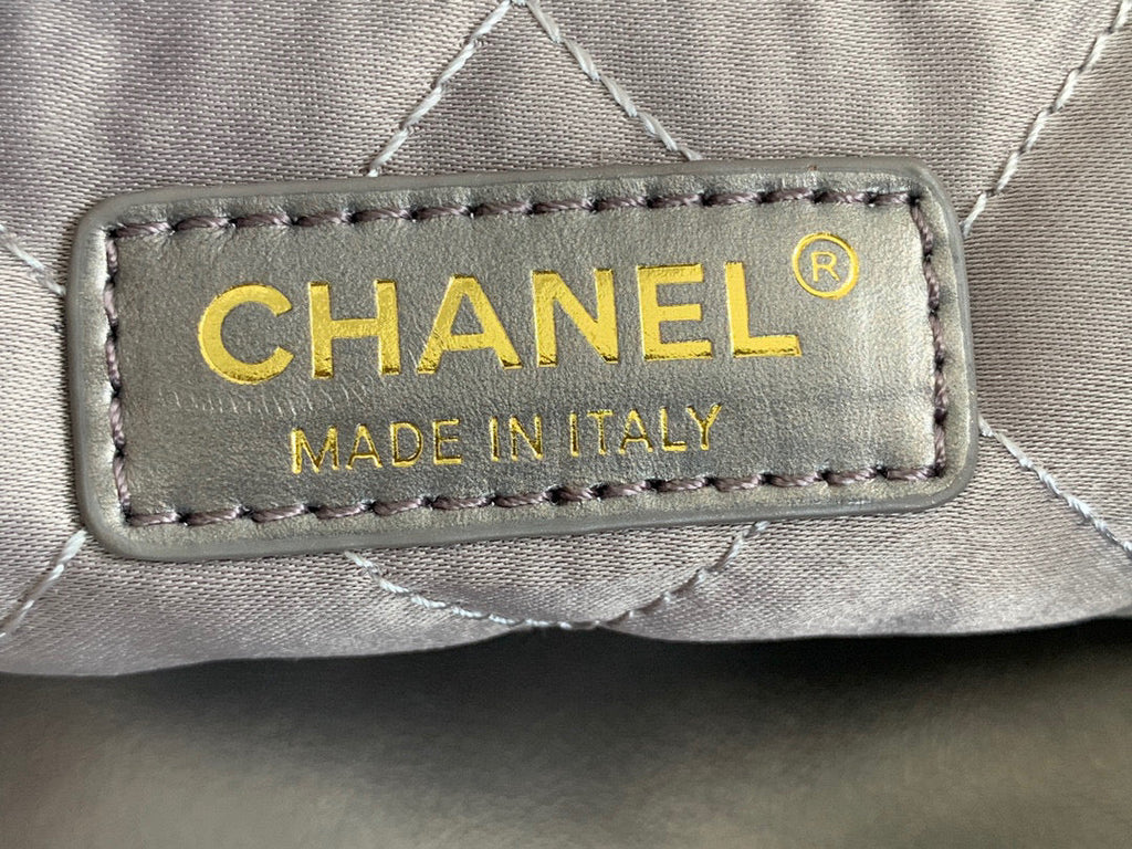 Chanel 22 Handbag AS3261 Shiny Calfskin Gold-Tone Metal Ruthenium