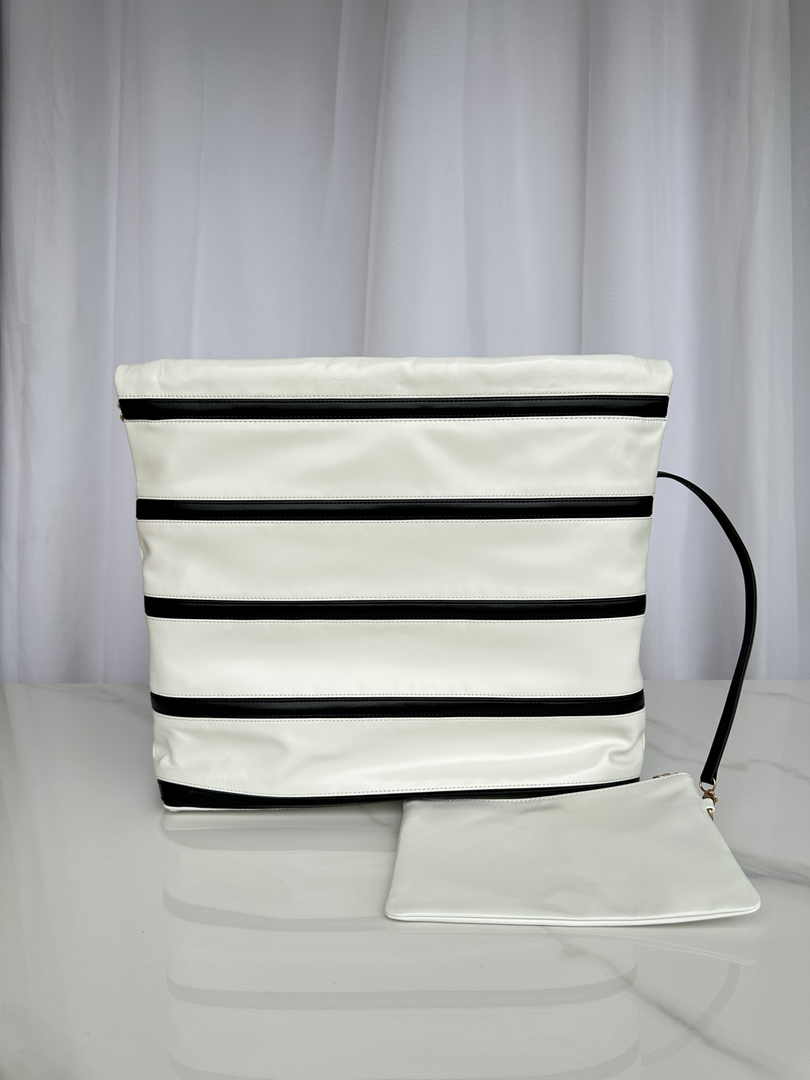 Chanel 22 Handbag AS3261 White Black Calfskin